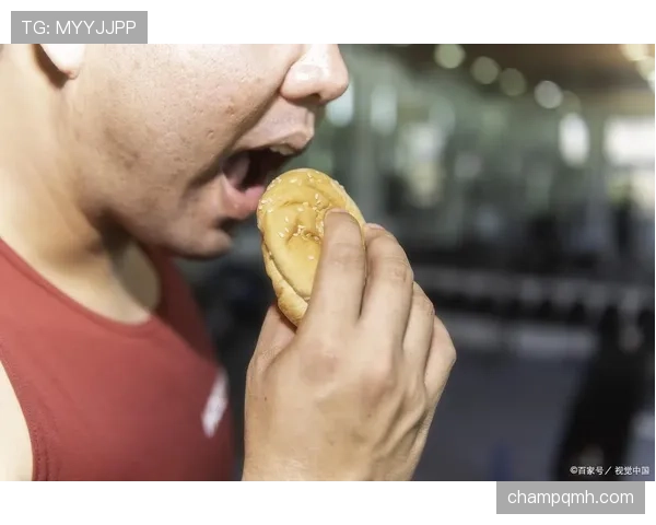 托尼娅·哈丁训练完顺手啃了个汉堡，这自律人设是不是有点绷不住了？